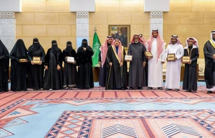 أخبار السعودية | أمير الرياض يُسلِّم وثائق تملّك الوحدات السكنية للمستفيدين من تبرع ولي العهد | عيون الجزيرة السعودية الان