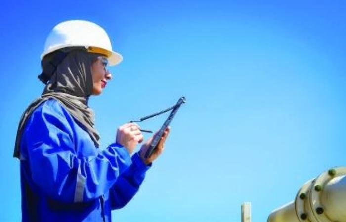 أخبار سلطنة عمان | المرأة العُمانية تصنع فارقًا في القطاعات غير التقليدية وتدعم اقتصاد المستقبل | عيون الجزيرة الاخبارية عمان