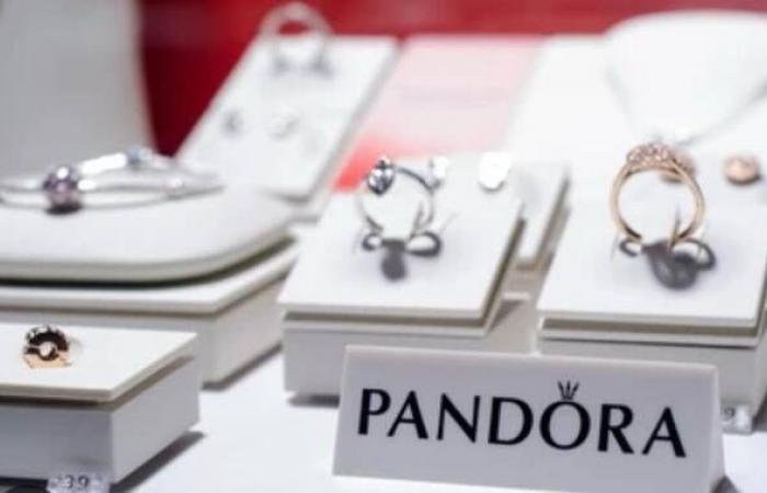 تقلبات الفضة تضغط على سهم أكبر شركة مجوهرات في العالم