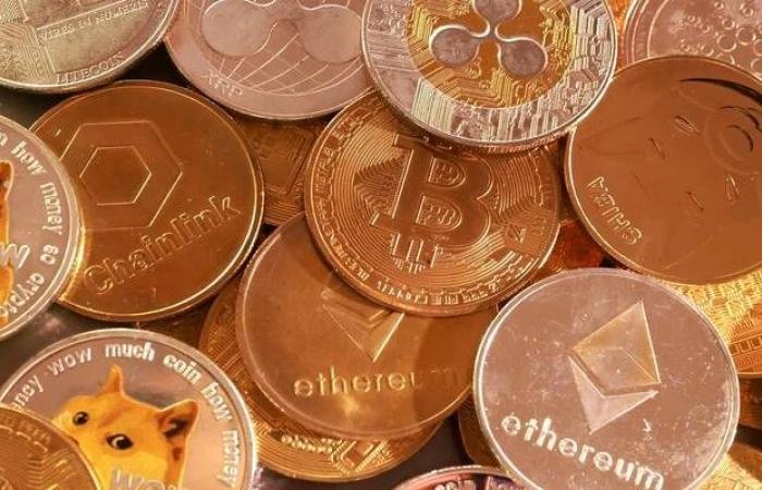 البيتكوين تتراجع قرب أدنى مستوياتها في 15 شهراً