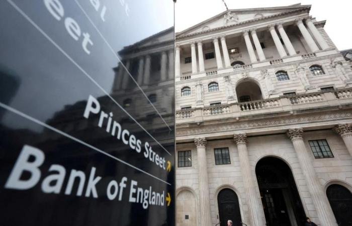 الدولار يتعافى وسط ترقب قراري المركزي الأوروبي وبنك إنجلترا