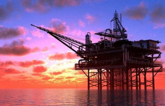 مخزونات النفط الخام الأمريكية تتراجع لتدعم أسعار النفط