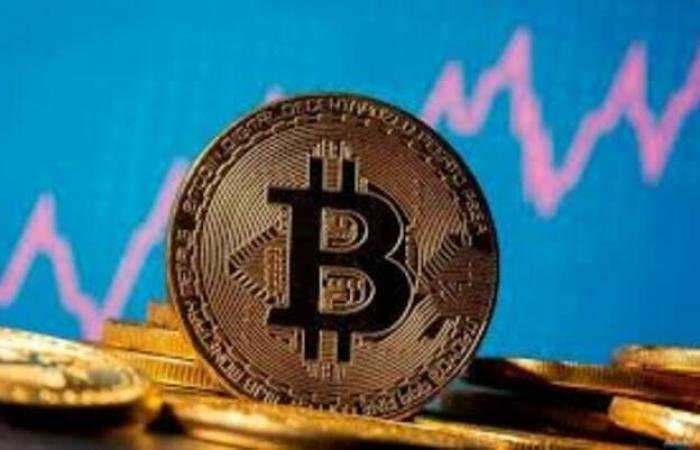 بيتكوين تتراجع وتقترب من كسر حاجز الـ 70 ألف دولار
