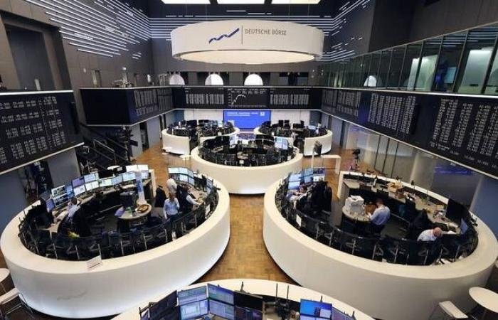 تباين أداء الأسهم الأوروبية قبيل قرارات المركزيين الأوروبي والبريطاني