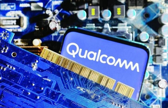 نقص رقائق الذاكرة يضعف توقعات «كوالكوم» ويهبط بالسهم 10%