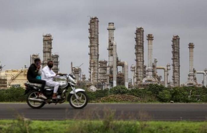 "ريلاينس" الهندية تشتري مليوني برميل من النفط الفنزويلي