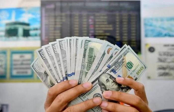 الدولار يتعافى مدفوعاً بتقلبات الأسهم والمعادن وترقب قرارات الفائدة الأوروبية