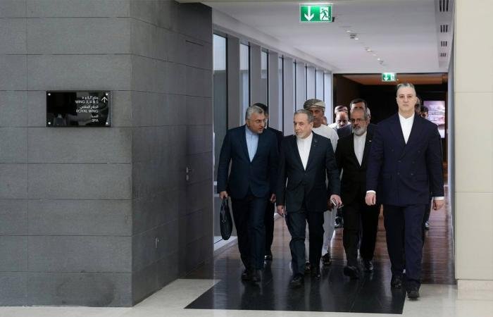 بدء مفاوضات «أميركية- إيرانية» في عُمان.. وخلافات حول توسيع جدول الأعمال | عيون الجزيرة