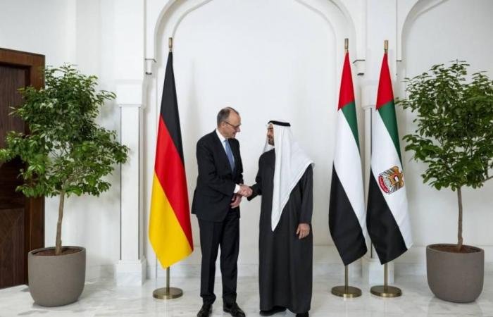 الامارات الان | قرقاش: محمد بن زايد رجل دولة يقود وطناً ناجحاً بحكمة وحنكة | عيون الجزيرة الامارات