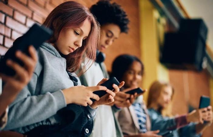 التشيك تدرس حظر منصات التواصل الاجتماعي للأطفال دون سن الـ15 عاماً | عيون الجزيرة