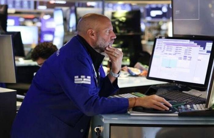 تراجع العقود الآجلة للأسهم الأمريكية مع ترقب بيانات اقتصادية