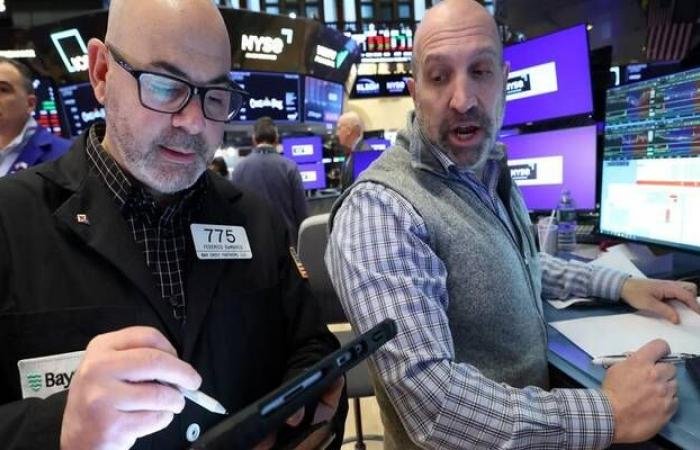 تراجع الأسهم الأمريكية مع ترقب المستثمرين بيانات اقتصادية هامة