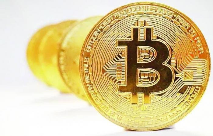 «بيتكوين» دون مستوى 70 ألف دولار