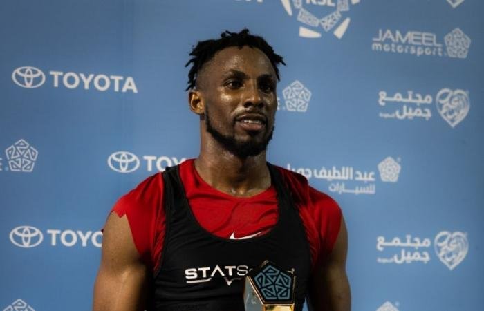 مكسيكي يهزم رونالدو