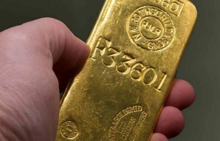 الذهب يواصل الارتفاع مدعوماً بتراجع الدولار الأمريكي