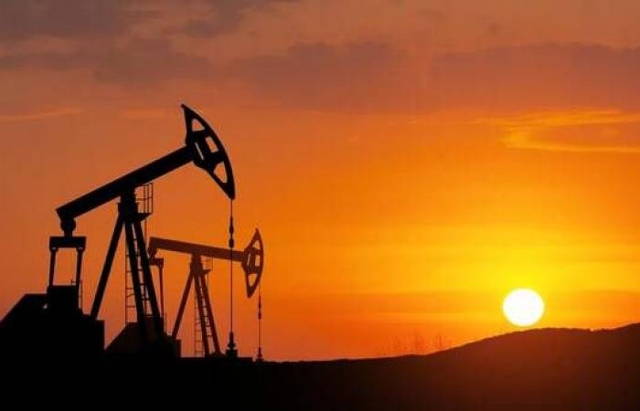 النفط يتراجع مع تقييم مخاطر الإمدادات
