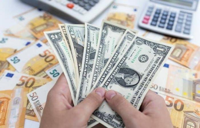 الدولار يتراجع قبل صدور بيانات أمريكية