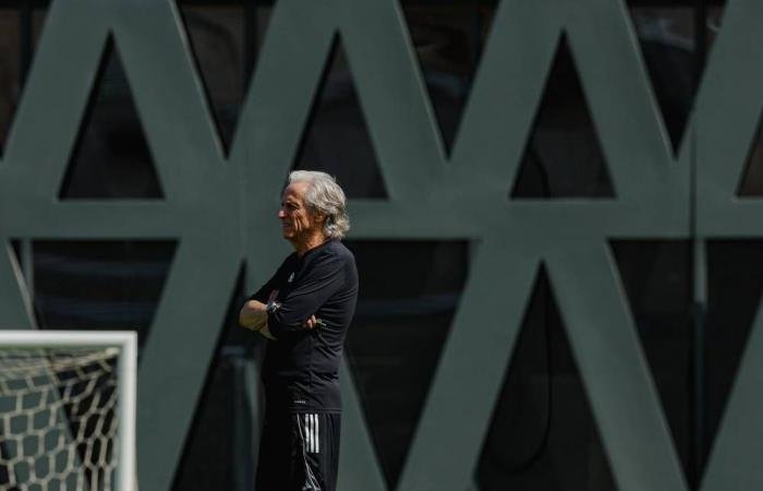 العجوز يربط بقاءه بالدون