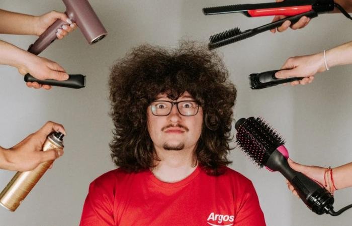 الرياضة الان | كم جنى مشجع مانشستر يونايتد الشهير من إطالة شعره؟ | عيون الجزيرة الرياضي