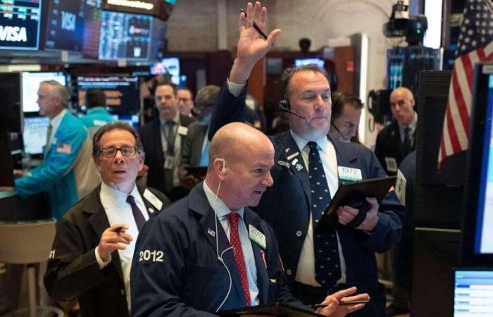«وول ستريت» تتأرجح على وقع «بيانات التجزئة»