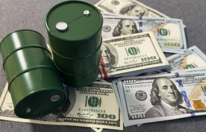 النفط يهبط.. و«برنت» يسجل 67.6 دولار