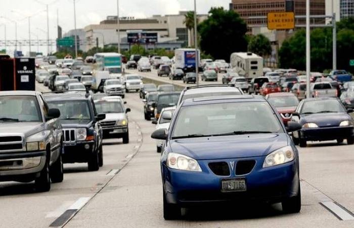 ارتفاع الأسعار يدفع الأمريكيين إلى السيارات الاقتصادية والتخلي عن الرفاهية