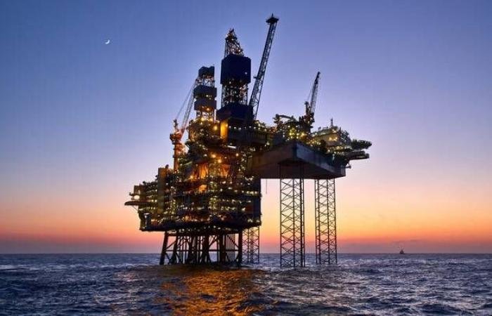 استقرار أسعار النفط بعد بيانات التضخم وأنباء زيادة إنتاج "أوبك+"