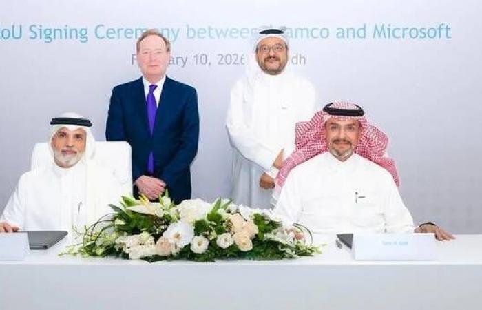 أرامكو ومايكروسوفت تتعاونان لتسريع تبني الذكاء الاصطناعي في القطاع الصناعي