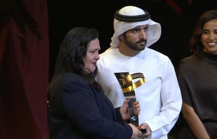 الامارات الان | حمدان بن محمد مانحاً أصحاب قصص الأمل الفائزين 3 ملايين درهم: الكل فائز في دبي (فيديو) | عيون الجزيرة الامارات