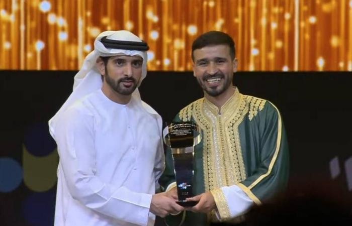 الامارات الان | حمدان بن محمد مانحاً أصحاب قصص الأمل الفائزين 3 ملايين درهم: في دبي الكل فائز | عيون الجزيرة الامارات