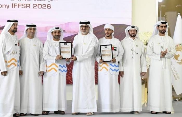 الرياضة الان | أحمد بن محمد يبارك فوز فريق الإمارات بلقب كأس الاتحاد الدولي للصقور | عيون الجزيرة الرياضي