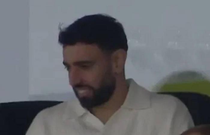 الرياضة الان | كابتن اليونايتد يحضر مباراة في الدرجة الثانية بالبرتغال دعماً لصديقه | عيون الجزيرة الرياضي