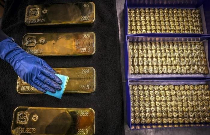 الذهب ينخفض مجدداً وسط تداولات ضعيفة في آسيا