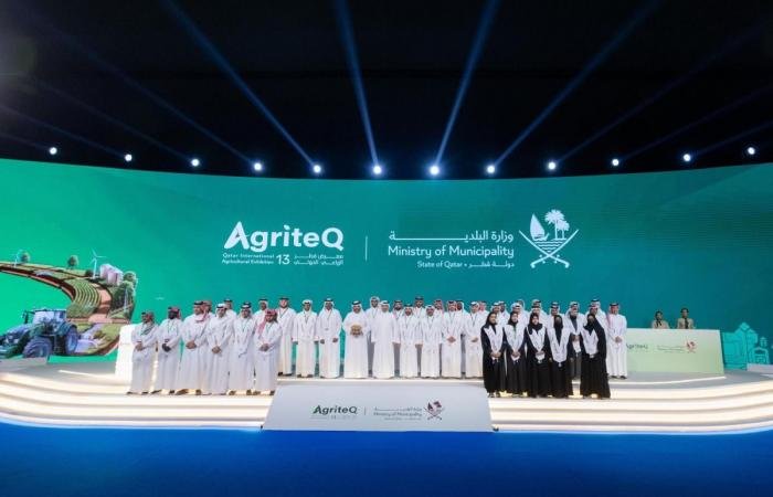 أخبار قطر | وزير البلدية يكرم الشركاء والرعاة واللجنة المنظمة لمعرض قطر الزراعي الدولي الـ13 | عيون الجزيرة قطر