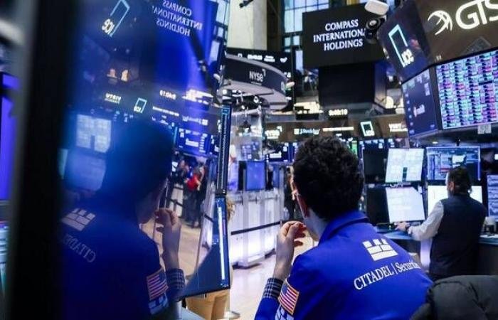 تراجع العقود الآجلة للأسهم الأمريكية طفيفاً بسبب مخاوف الذكاء الاصطناعي