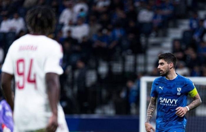 الهلال يظهر ويخفي الوحدة