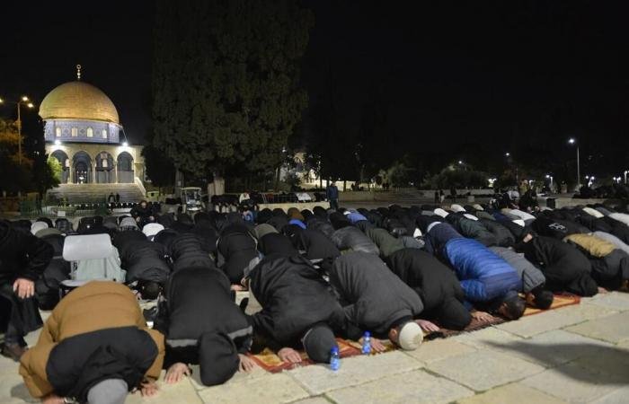 أخبار قطر |  آلاف المصلين يؤدّون التراويح في المسجد الأقصى رغم قيود الاحتلال | عيون الجزيرة قطر