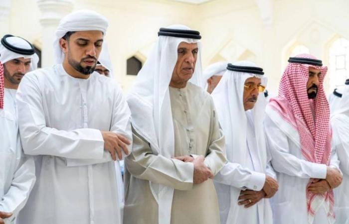 الامارات الان | سعود بن صقر يؤدي صلاة الجنازة على جثمان الشيخة بخيته الكتبي | عيون الجزيرة الامارات