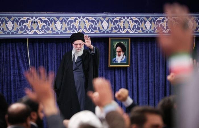 خامنئي يرد على تهديدات ترامب: الجمهورية الإسلامية لن تسقط | عيون الجزيرة