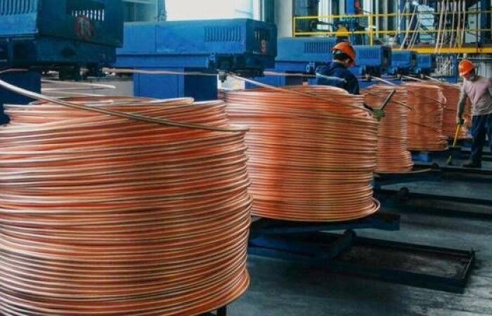 تراجع سعر النحاس وسط تداولات ضعيفة وزيادة المخزونات