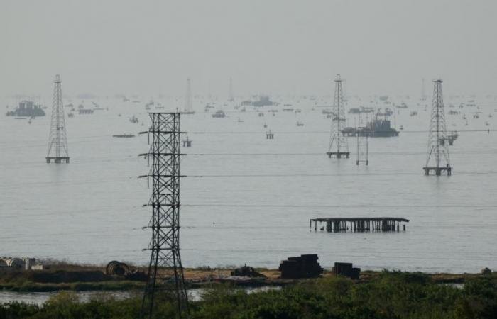 واشنطن «تسمح» لشركة نفط فرنسية باستئناف العمال في فنزويلا