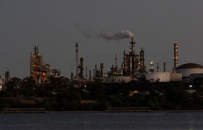 النفط يتراجع قليلاً بعد قفزة 4% فوق مستوى 70 دولاراً للبرميل