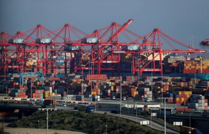 901 مليار دولار العجز التجاري الأمريكي في 2025