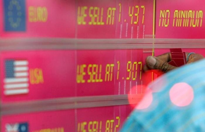 الدولار يحافظ على المكاسب.. والإسترليني يتعثر قرب أدنى مستوى في شهر