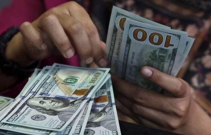 الدولار يرتفع قرب أعلى مستوياته في شهر بعد محضر الفيدرالي