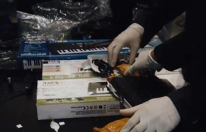 أخبار قطر | الجمارك تحبط تهريب 5 كيلوجرام مخدرات مخبأة داخل ألعاب للأطفال  | عيون الجزيرة قطر