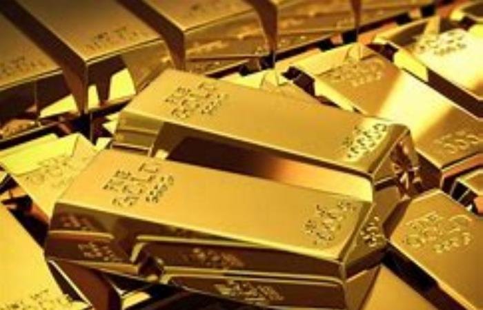 الذهب يتراجع دون
5.000 دولار بعد صعود 14%