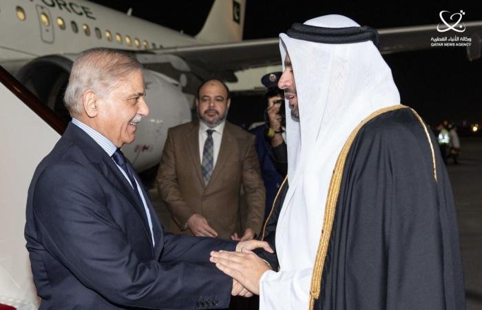 أخبار قطر | رئيس الوزراء الباكستاني يصل الدوحة | عيون الجزيرة قطر