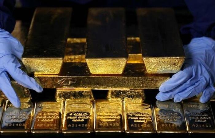 الذهب يواصل الارتفاع مع تزايد الطلب على أصول الملاذ الآمن