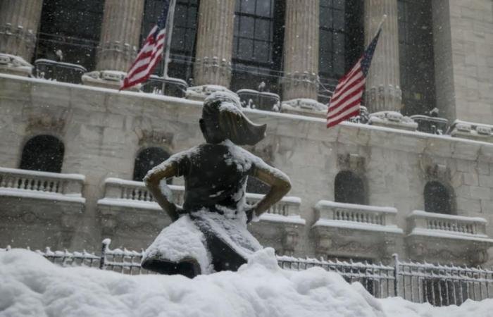 ضبابية الرسوم الأمريكية تربك الأسهم العالمية.. الدولار يتراجع والذهب يصعد